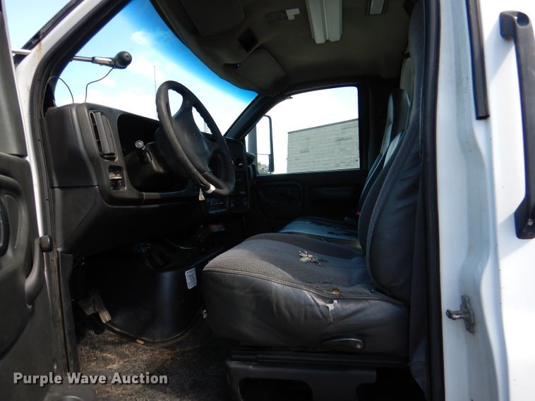 image for item DY9524 2006 Chevrolet C7500  bucket truck