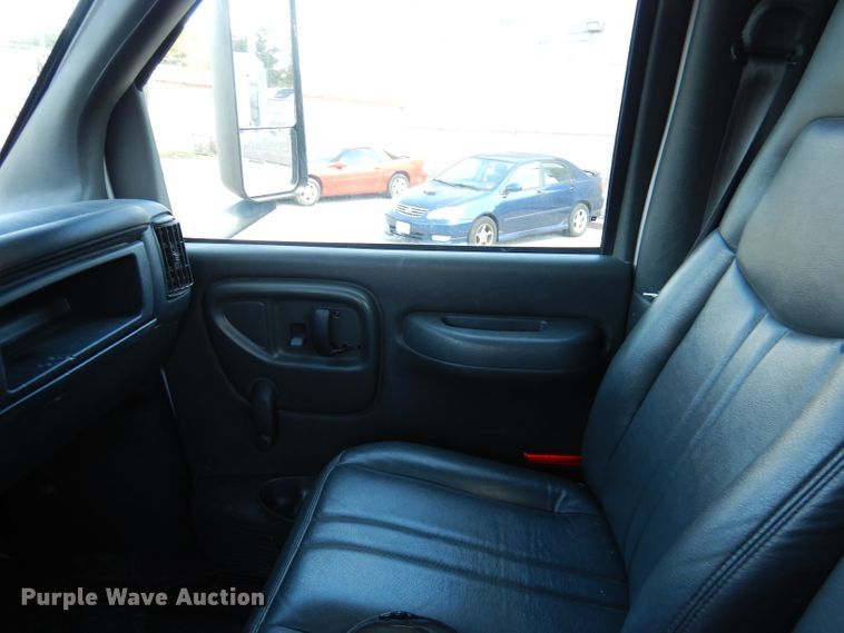 image for item DY9524 2006 Chevrolet C7500  bucket truck