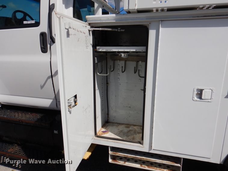 image for item DY9524 2006 Chevrolet C7500  bucket truck