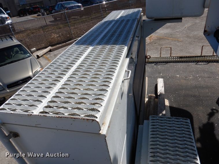 image for item DY9524 2006 Chevrolet C7500  bucket truck