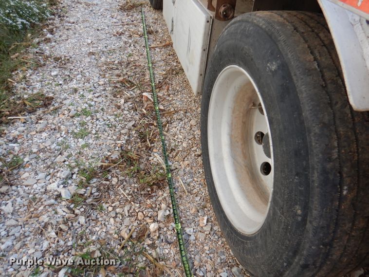 image for item DY9544 2008 Reinke drop deck trailer