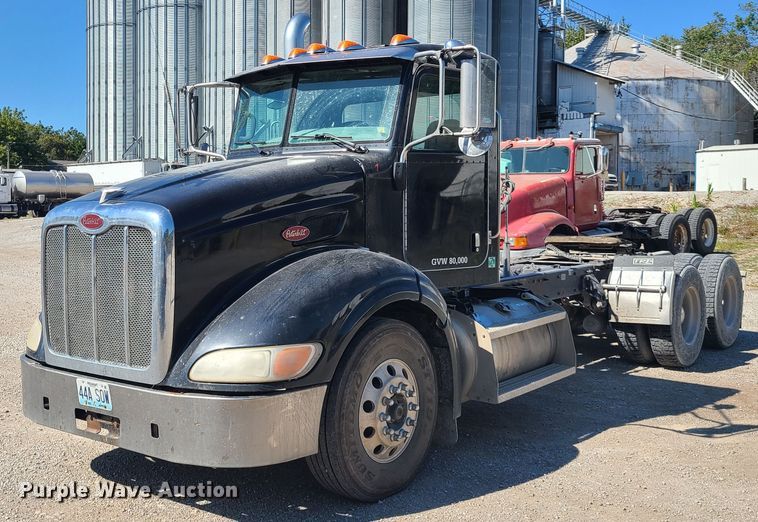 image for item DY9963 2009 Peterbilt 384  semi truck
