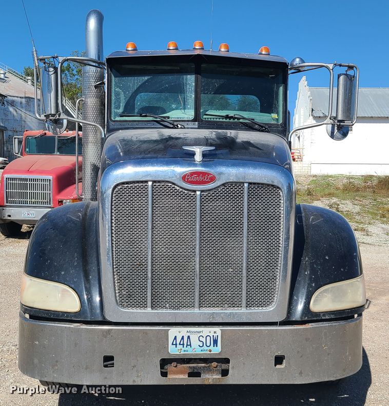 image for item DY9963 2009 Peterbilt 384  semi truck