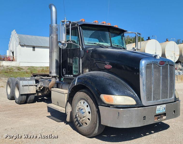 image for item DY9963 2009 Peterbilt 384  semi truck
