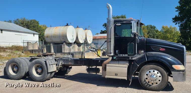 image for item DY9963 2009 Peterbilt 384  semi truck