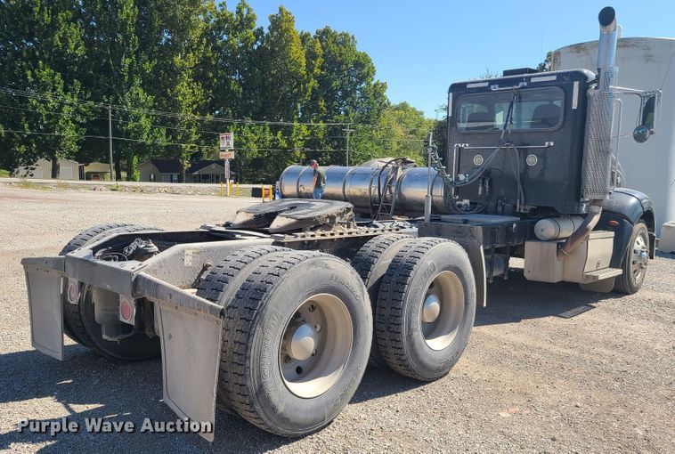 image for item DY9963 2009 Peterbilt 384  semi truck