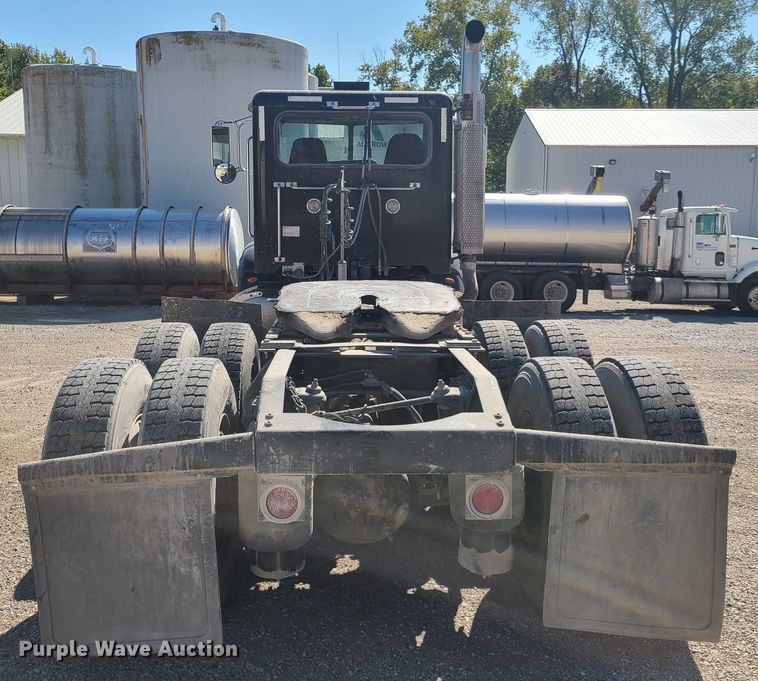 image for item DY9963 2009 Peterbilt 384  semi truck