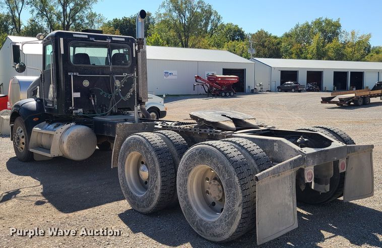 image for item DY9963 2009 Peterbilt 384  semi truck