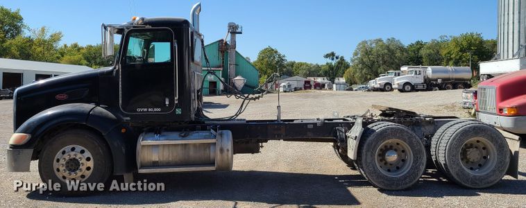 image for item DY9963 2009 Peterbilt 384  semi truck