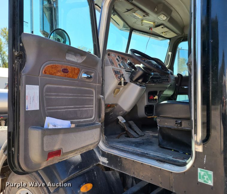 image for item DY9963 2009 Peterbilt 384  semi truck