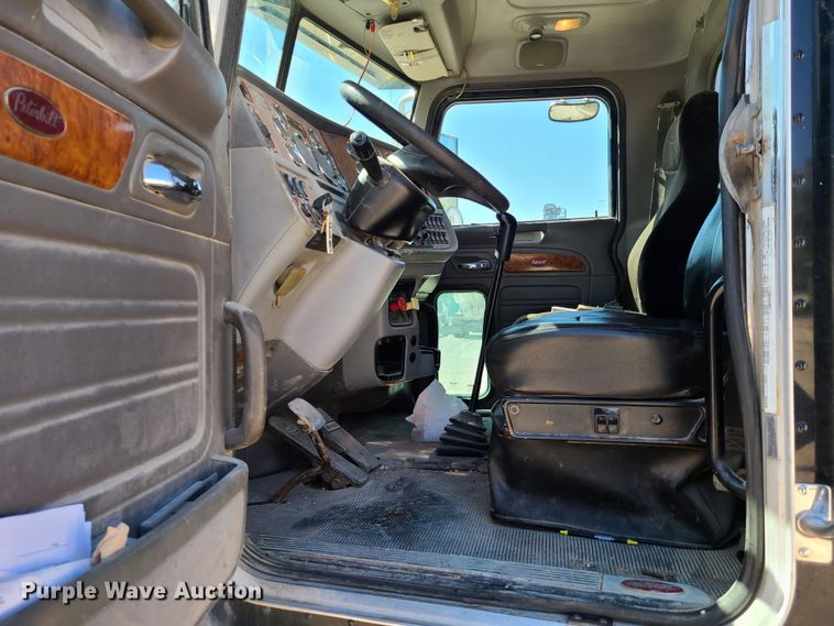 image for item DY9963 2009 Peterbilt 384  semi truck