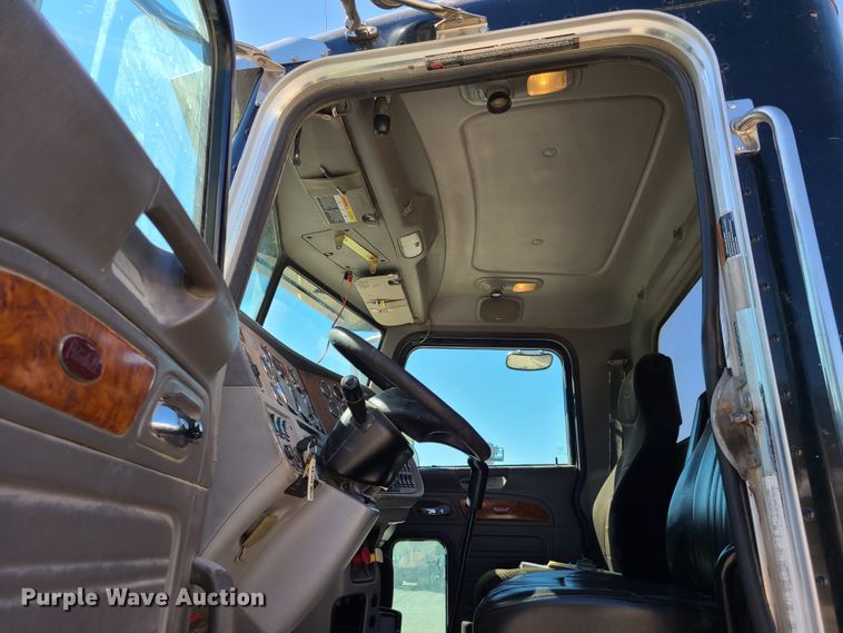 image for item DY9963 2009 Peterbilt 384  semi truck