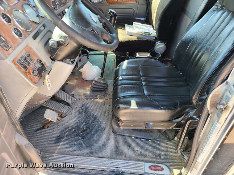 image for item DY9963 2009 Peterbilt 384  semi truck