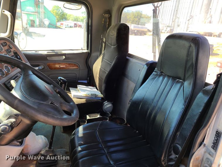 image for item DY9963 2009 Peterbilt 384  semi truck