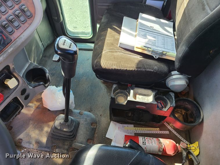 image for item DY9963 2009 Peterbilt 384  semi truck