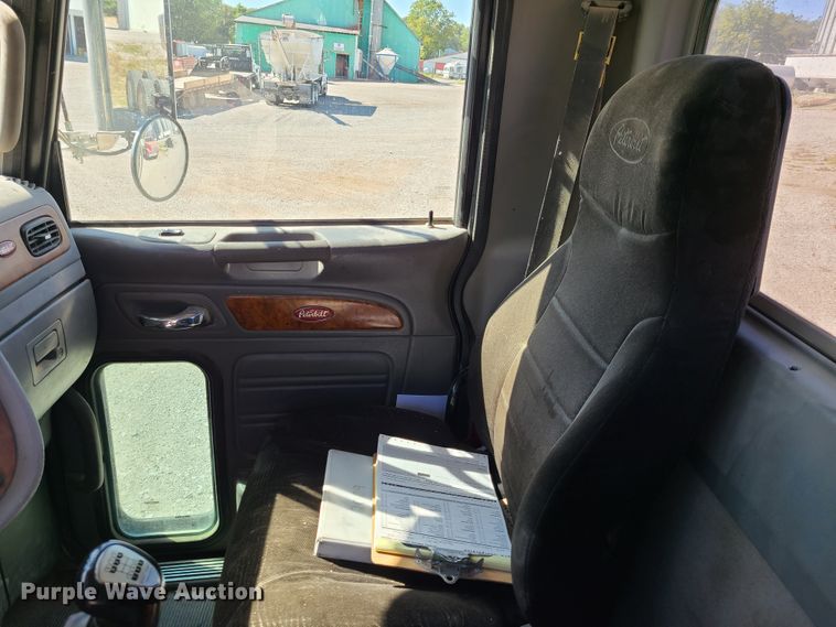 image for item DY9963 2009 Peterbilt 384  semi truck