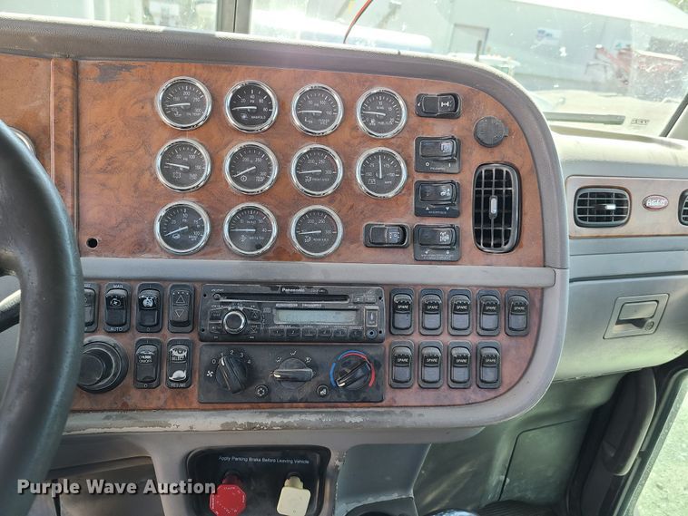 image for item DY9963 2009 Peterbilt 384  semi truck