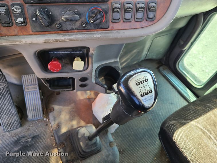 image for item DY9963 2009 Peterbilt 384  semi truck