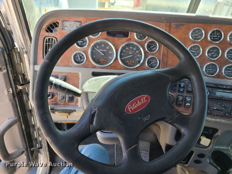image for item DY9963 2009 Peterbilt 384  semi truck