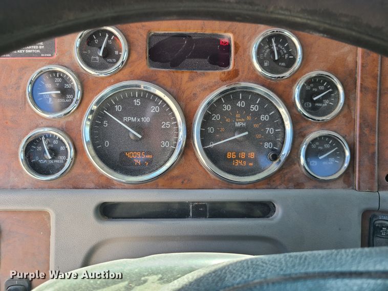 image for item DY9963 2009 Peterbilt 384  semi truck