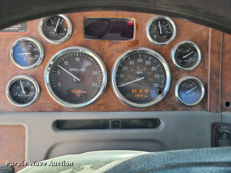 image for item DY9963 2009 Peterbilt 384  semi truck