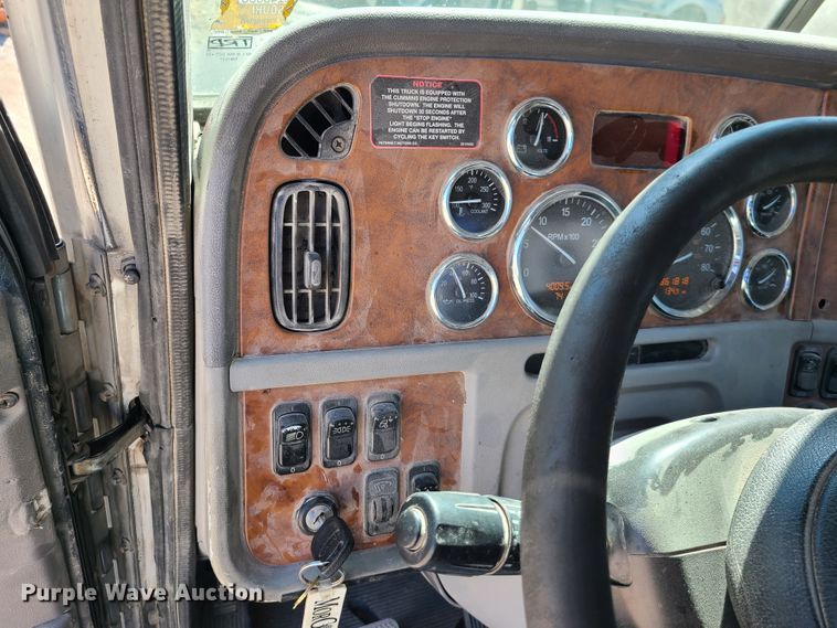 image for item DY9963 2009 Peterbilt 384  semi truck