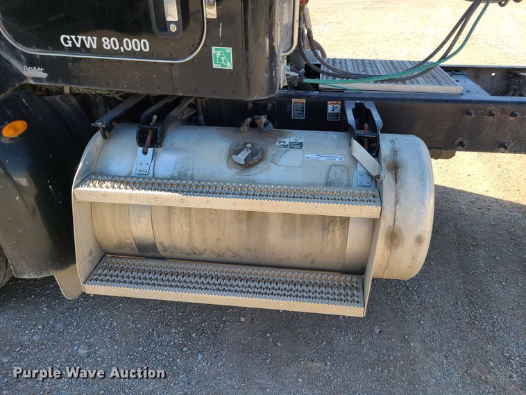 image for item DY9963 2009 Peterbilt 384  semi truck