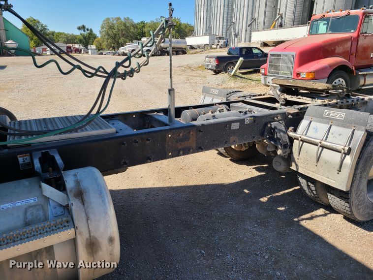 image for item DY9963 2009 Peterbilt 384  semi truck