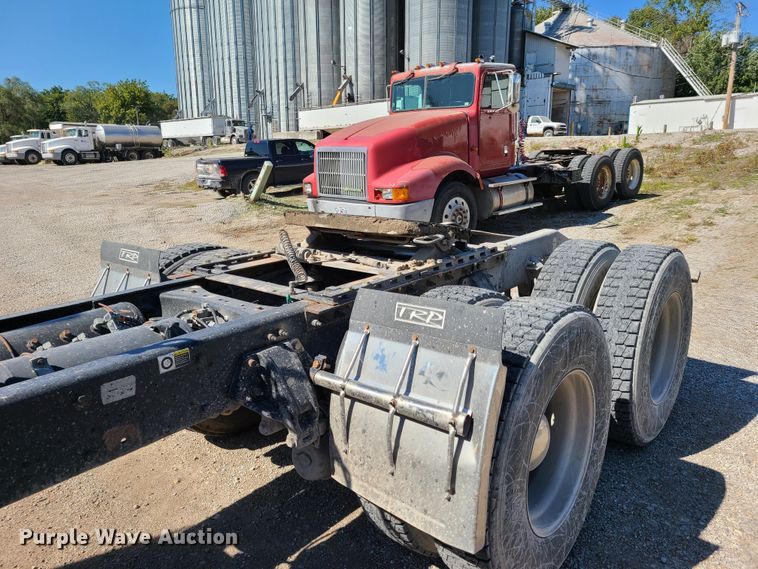 image for item DY9963 2009 Peterbilt 384  semi truck