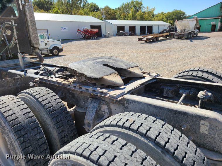 image for item DY9963 2009 Peterbilt 384  semi truck