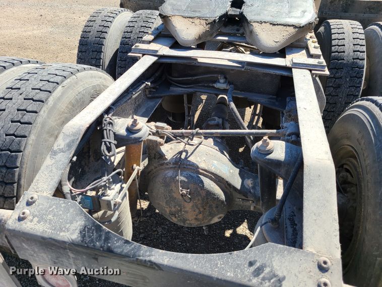 image for item DY9963 2009 Peterbilt 384  semi truck