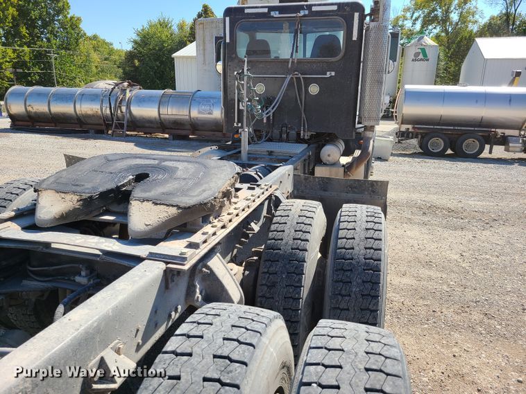 image for item DY9963 2009 Peterbilt 384  semi truck