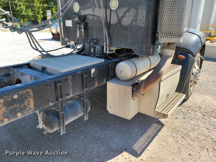 image for item DY9963 2009 Peterbilt 384  semi truck