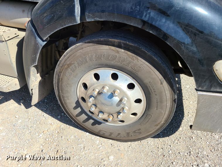 image for item DY9963 2009 Peterbilt 384  semi truck