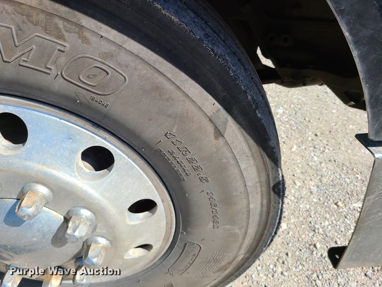 image for item DY9963 2009 Peterbilt 384  semi truck