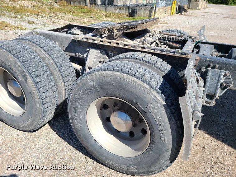 image for item DY9963 2009 Peterbilt 384  semi truck