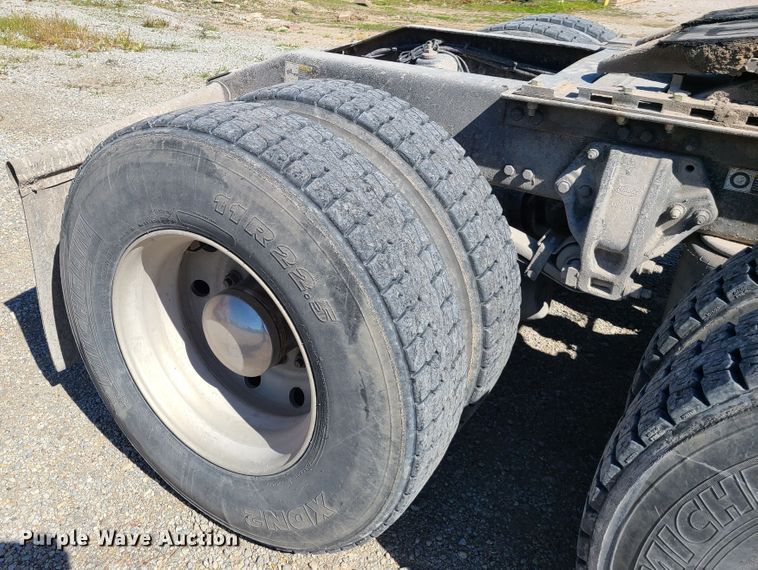 image for item DY9963 2009 Peterbilt 384  semi truck