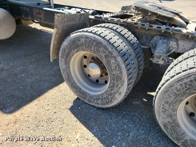 image for item DY9963 2009 Peterbilt 384  semi truck