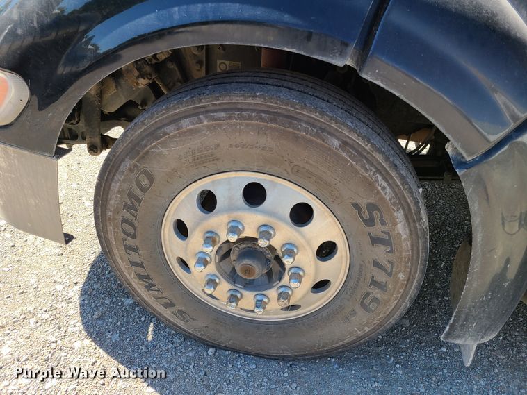 image for item DY9963 2009 Peterbilt 384  semi truck