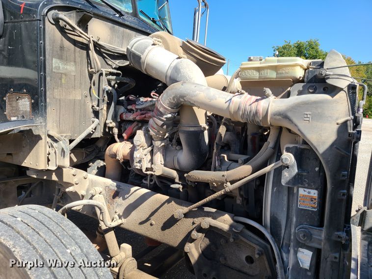 image for item DY9963 2009 Peterbilt 384  semi truck