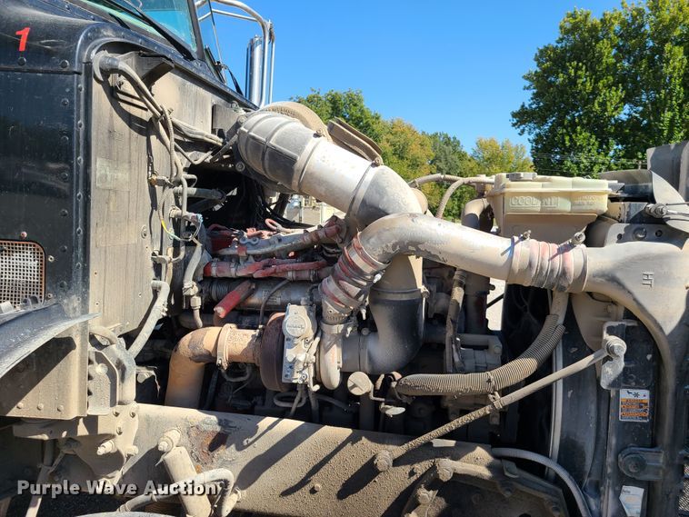 image for item DY9963 2009 Peterbilt 384  semi truck