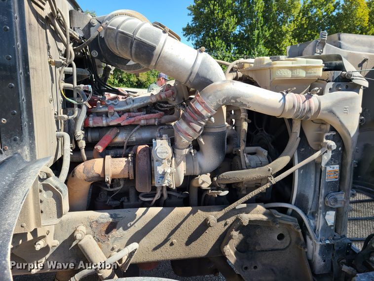 image for item DY9963 2009 Peterbilt 384  semi truck