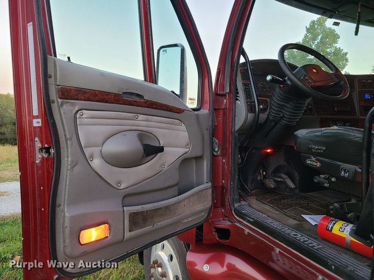 image for item DY9978 2005 Kenworth T2000  semi truck