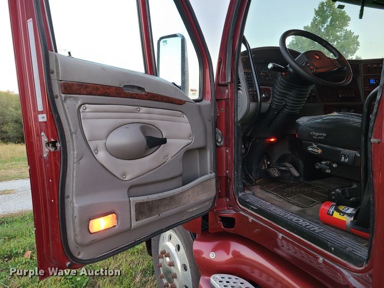 image for item DY9978 2005 Kenworth T2000  semi truck