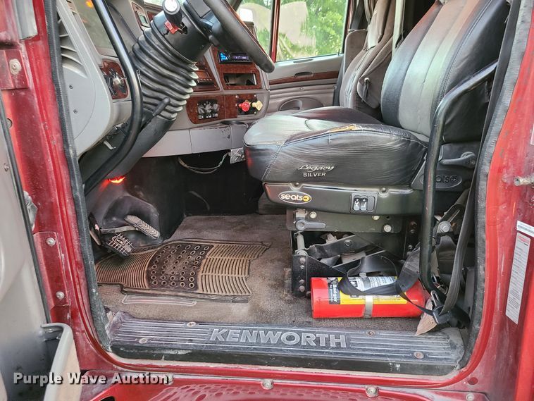 image for item DY9978 2005 Kenworth T2000  semi truck