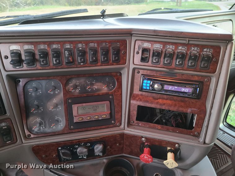 image for item DY9978 2005 Kenworth T2000  semi truck