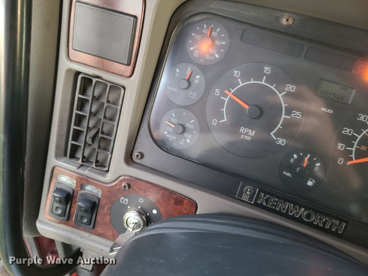 image for item DY9978 2005 Kenworth T2000  semi truck