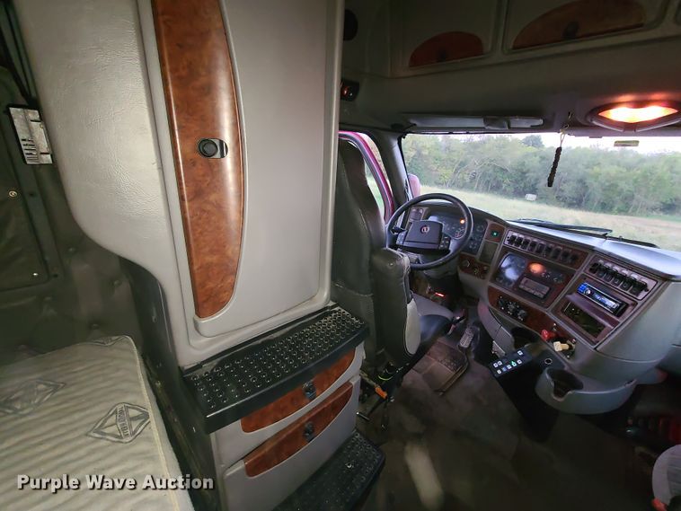 image for item DY9978 2005 Kenworth T2000  semi truck