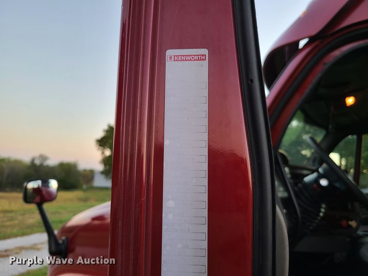 image for item DY9978 2005 Kenworth T2000  semi truck