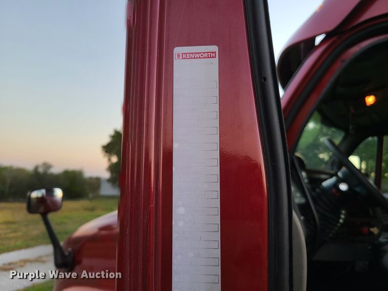 image for item DY9978 2005 Kenworth T2000  semi truck